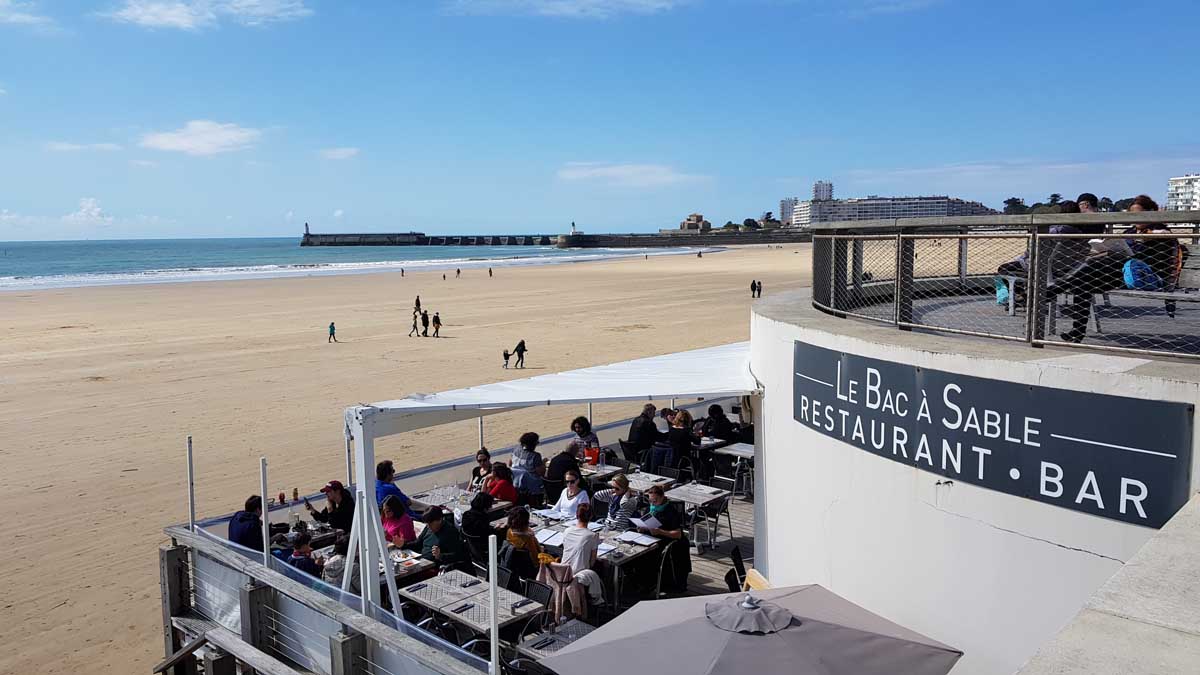 restaurant bar au bord de la plage aux sables d'olonne